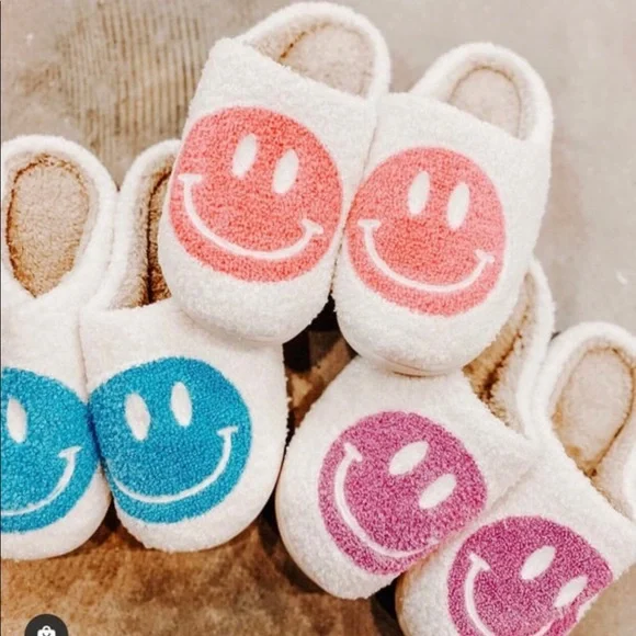 NEW SOFT SMILEY FACE SLIPPERS WOMEN COMFORTABLE PREPPY GIFT WOMEN SIZE 5-11 - Picture 10 of 12